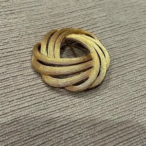 Rare vintage Trifari Gold Brooch